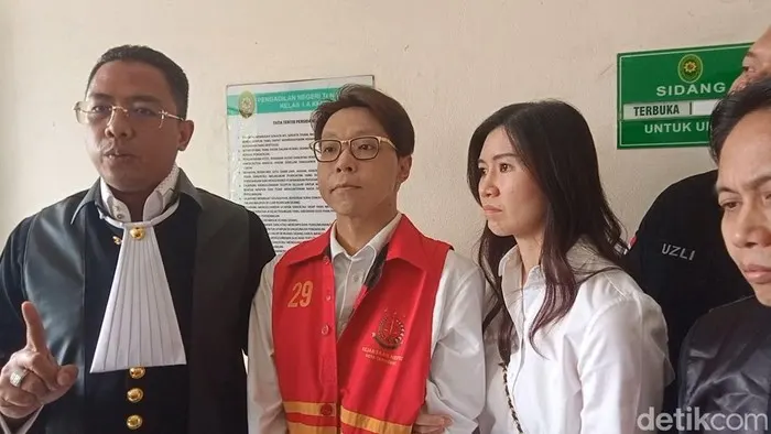 Richard Lee, istri dan pengacaranya di PN Tangerang