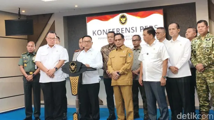 Konferensi pers di Kemenko Polkam soal karhutla.