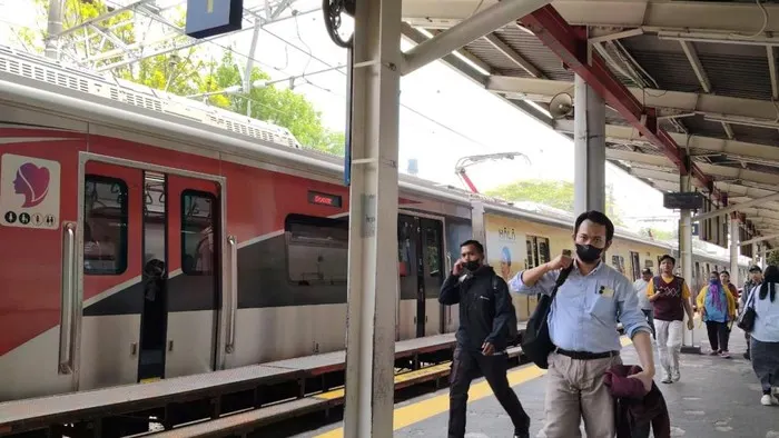 Suasana di Stasiun Tebet
