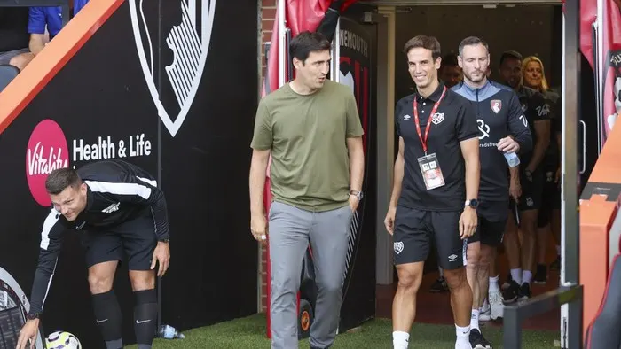 Momen saat Andoni Iraola masih melatih Bournemouth dan Inigo Perez membesut Rayo Vallecano.