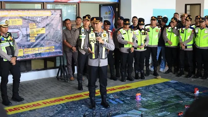 Kapolres Metro Bekasi Kota Kombes Putu Kholis Aryana menyampaikan arahan kepada personel
