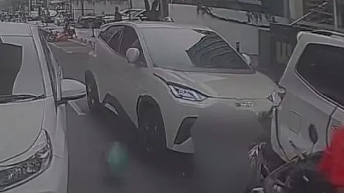 Mobil listrik BYD menabrak 4 mobil lain dan melindas pengemudi ojol di Blok M Jaksel. Driver ojol itu patah kaki dan luka lecet akibat ditabrak mobil BYD.