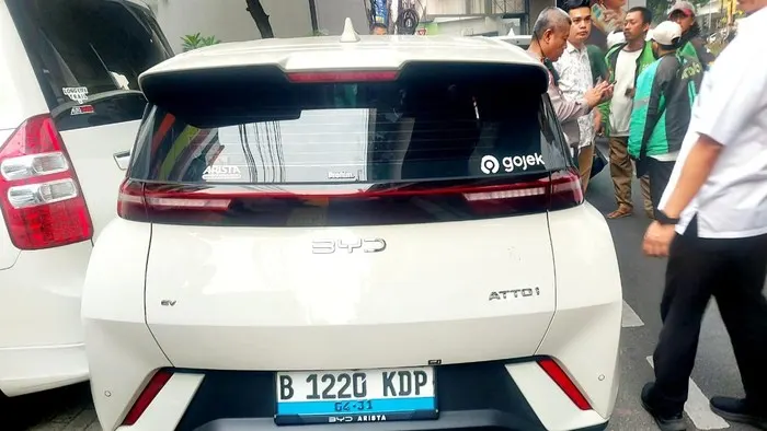 Mobil BYD tabrak beruntun 4 mobil dan lindas ojol di Blok M, Jumat (23/10)