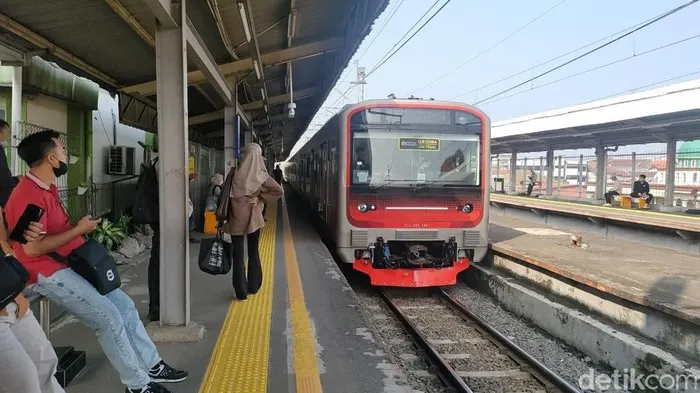 KRL baru seri CLI-225 buatan INKA resmi beroperasi per Selasa