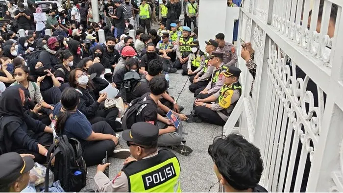 Polisi dan mahasiswa gelar dialog saat aksi 28 Oktober 2026