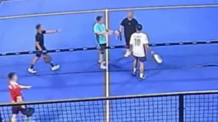 Video pemain padel memukul lawan tanding di lapangan menggunakan raket viral di medsos. Korban mengalami luka di bagian pangkal rahang dekat telinga kiri.