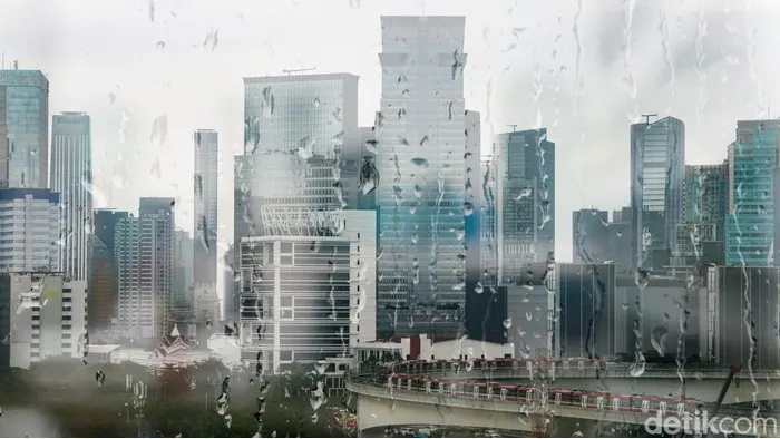 Jakarta terpantau mendung hingga hujan deras pada hari Selasa (27/1/2026) pagi.