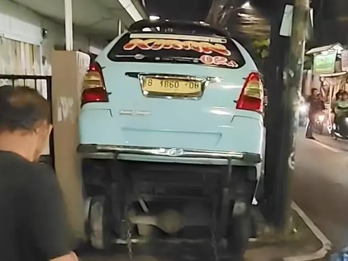 Sopir Diduga Mengantuk, Mikrolet Angkut Penumpang Nyungsep ke Selokan di Tebet