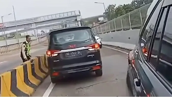 Seorang pengendara mobil melawan arah di Gerbang Tol Ciledug, akibat salah membaca Google Maps.