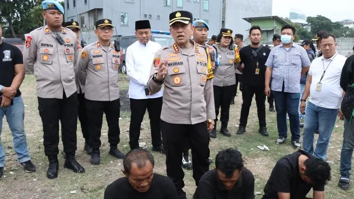 Polisi menggerebek kawasan Kampung Boncos, Palmerah, Jakarta Barat (Jakbar), Jumat (30/10/2026).