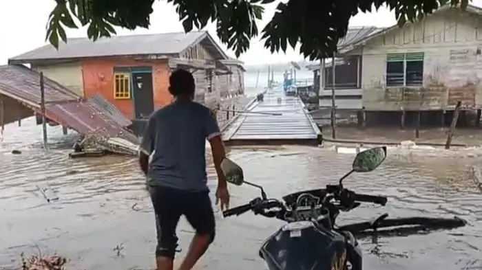 Teras rumah warga yang roboh akibat cuaca ekstrem di Lingga, Kepri