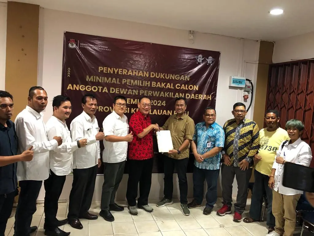 Senator Kepri, Haripinto Tanuwidjaja bersama timnya menyerahkan berkas dukungan ke KPU.