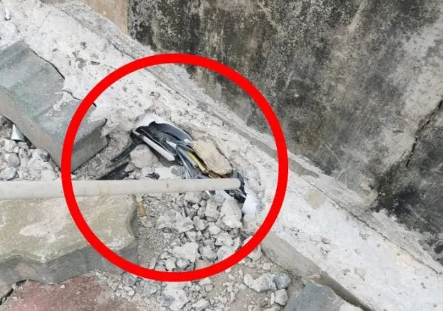 Kondisi kabel listrik di pedestrian kawasan Batam Center yang dirusak orang tak bertanggung jawab