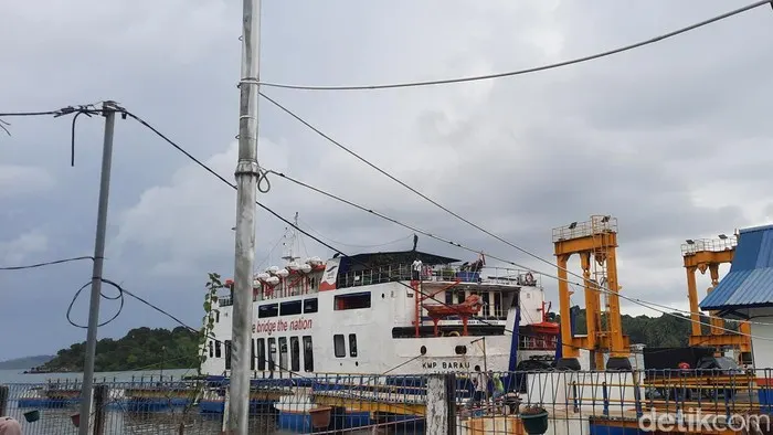 Suasana di pelabuhan batam