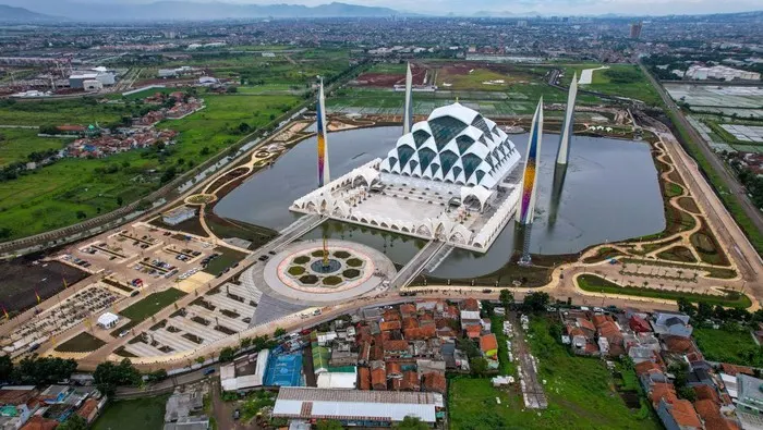 Bangunan Masjid Al Jabbar, Kota Bandung, Jawa Barat.
