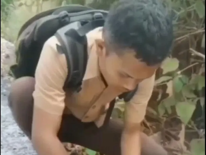 Pelajar mengopek aspal di Humbahas (tangkapan layar video viral)