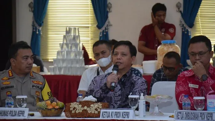 Ketua KIP Kepri, Ferry Manalu saat menyampaikan hasil penilaian keterbukaan informasi publik di lingkungan Polda Kepri
