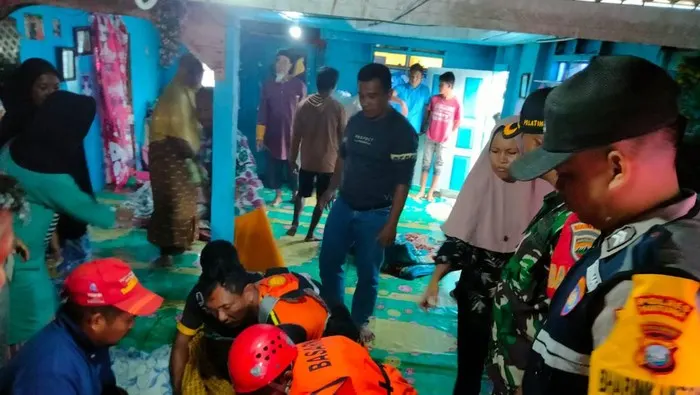 Tim SAR gabungan melakukan evakuasi nelayan tenggelam di Natuna