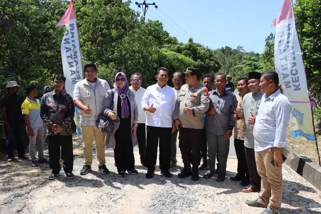 Bupati Bintan , Roby Kurniawan mengalungkan bunga kepada wisatawan perdana yang datang ke Bintan pada 1 Januari 2023.