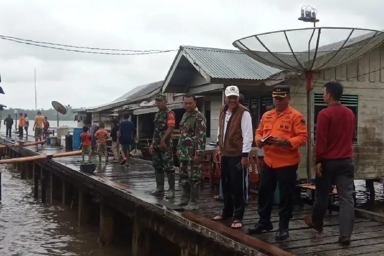 Kepala Pelaksana BPBD Lingga, Oktanius Wirsal saat memantau musibah rubah dihantam gelombang di Penuba beberapa waktu lalu