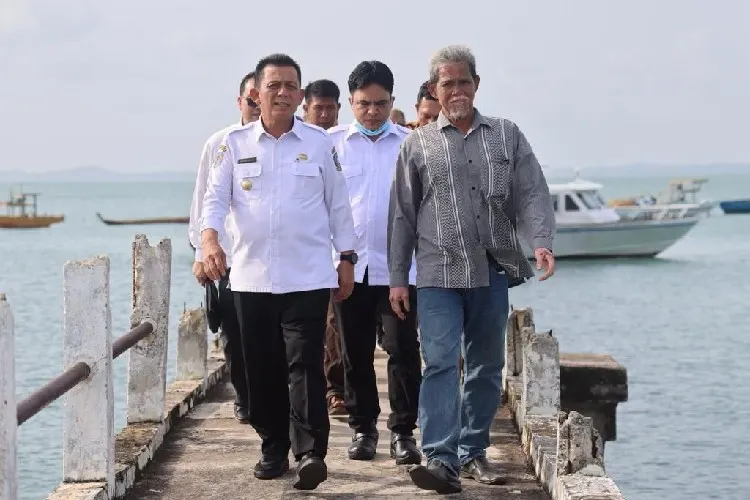 Gubernur Kepri Ansar Ahmad mengimbau agar masyarakat waspada saat berlibur ke pantai
