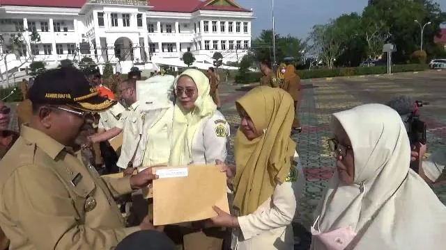 Bupati Karimun Aunur Rafiq menyerahkan dokumen perpanjangan kontrak kerja untuk honorer kontrak dan insentif
