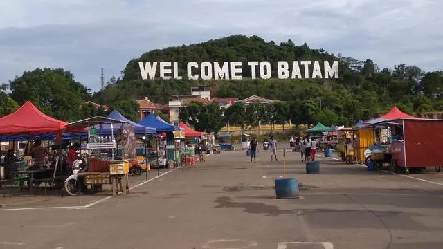 Monumen Welcome to Batam menjadi salah satu daya tarik wisata di Kota Batam. PLN melaporkan bahwa terjadi gangguan pada sistem kelistrikan Batam dan Bintan di Provinsi Kepulauan Riau.
