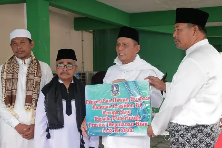 Gubernur Kepri Ansar Ahmad menyerahkan dua ekor sapi kurban dari Presiden Jokowi kepada Bupati Kepulauan Anambas Abdul Haris di Masjid Jami Baiturrahim, Tarempa.
