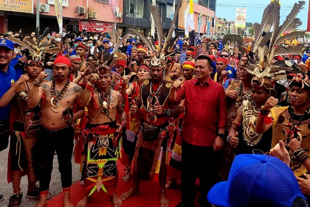 Gubernur Kepri Ansar Ahmad saat membuka kegiatan Pawai Tatung Batam-Kepri 2022 di Komplek Bumi Indah, Nagoya, Kota Batam