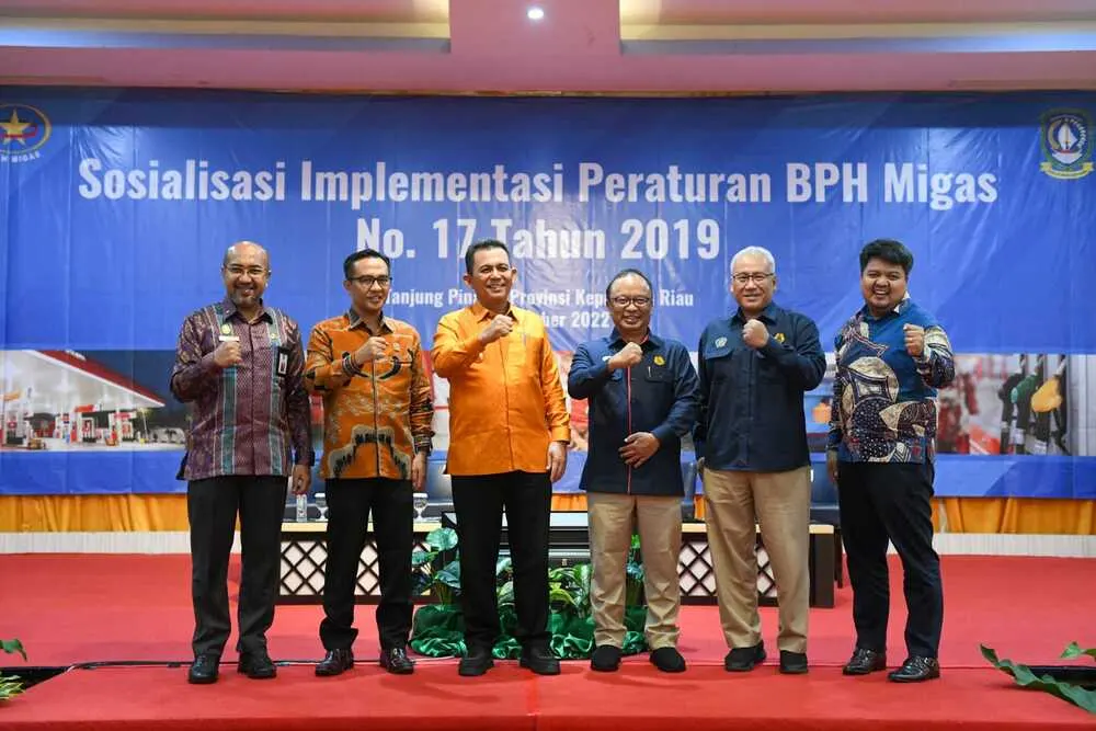 Narasumber berpose selepas acara sosialisasi peraturan Badan Pengatur Hilir Minyak dan Gas Bumi