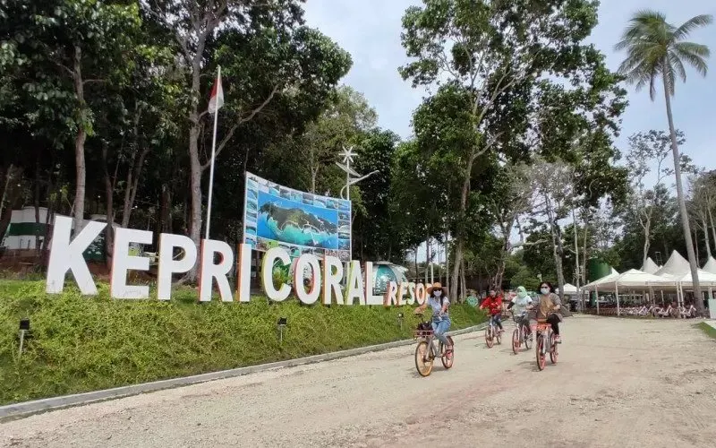 Pengunjung berwisata mengenakan masker di Kepri Coral, Kota Batam, Kepulauan Riau