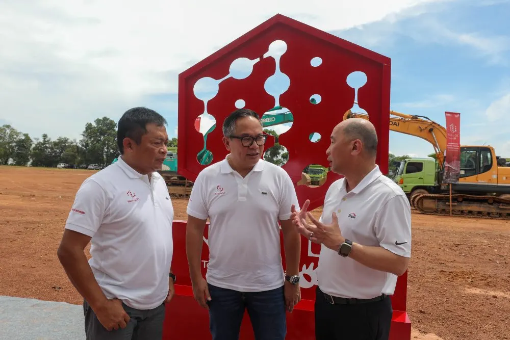 Wakil Menteri II BUMN Kartika Wirdjoatmodjo (tengah) berbincang dengan Direktur Utama PT Telkom Indonesia (Persero) Tbk. Ririek Adriansyah (kiri) dan CEO Singtel Group Yuen Kuan Moon di sela-sela groundbreaking NeutraDC di Batam, Kepulauan Riau.