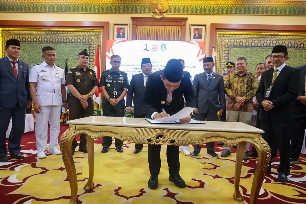 Gubernur Kepulauan Riau (Kepri) Ansar Ahmad menandatangani Perjanjian Kerja Sama (PKS) antara Kementerian Pekerjaan Umum dan Perumahan Rakyat (PUPR) RI, Asian Infrastructure Investment Bank (AIIB) dan Pemerintah Provinsi (Pemprov) Kepri dalam rangka persiapan pembangunan jembatan Batam/Bintan.