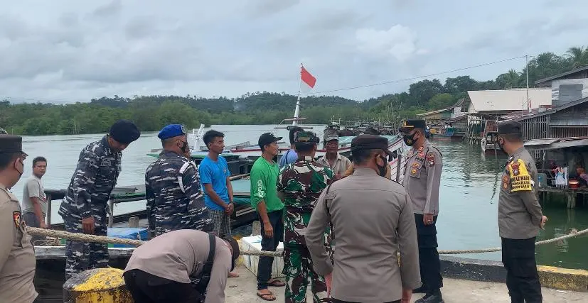 Kapolsek Singkep Barat Imbau Nelayan Waspada Cuaca Ekstrem Saat Melaut