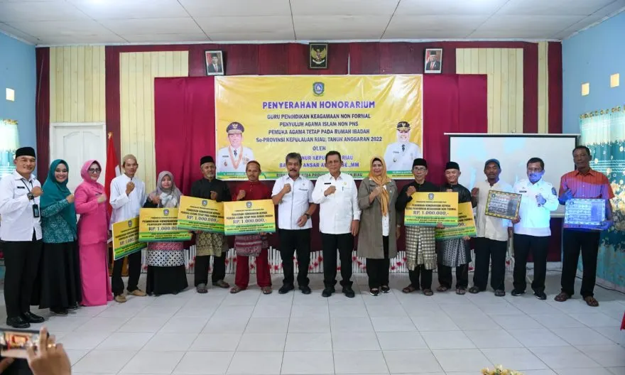 Kunker ke Lingga, Gubernur Ansar Serahkan Bantuan Mubaligh dan Hibah di Dua Lokasi