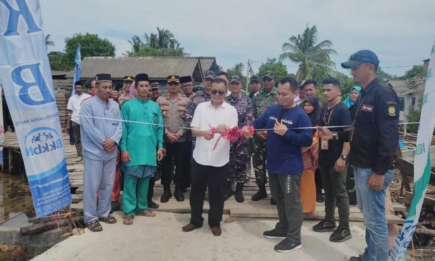 Bupati Lingga Resmikan Jembatan Desa Tanjung Irat