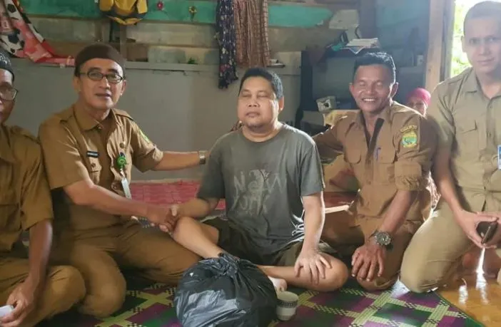 Kadinsos Lingga Berikan Bantuan ke Warga Linau yang Alami Kebutaan dan Lumpuh.