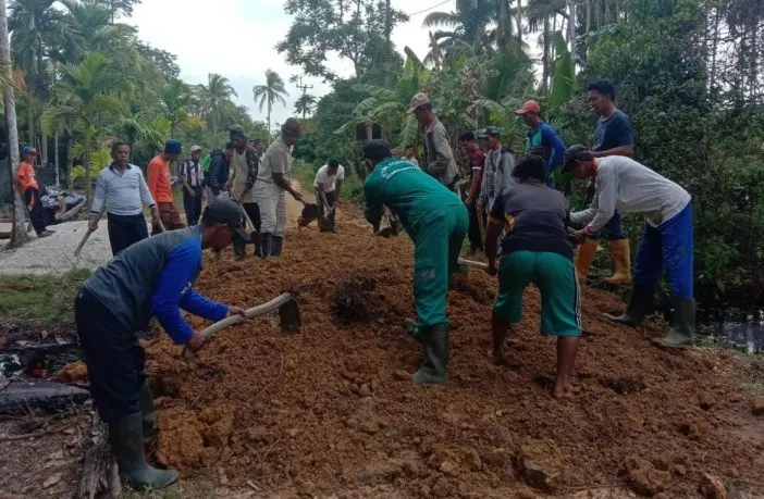 Camat Singkep Selatan Ajak Warga Goro Perbaiki Jalan Rusak