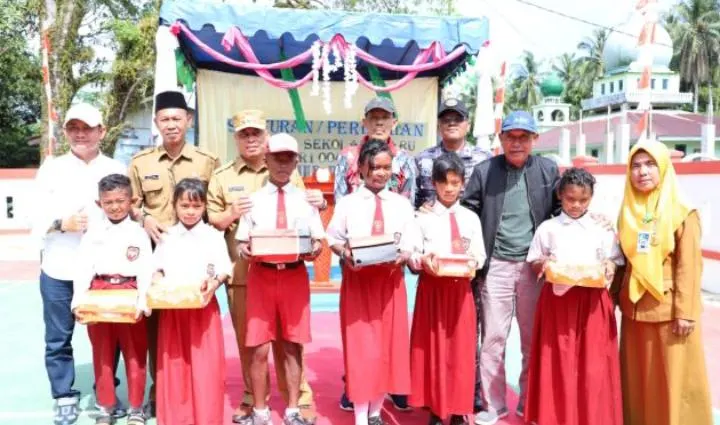 Bupati Lingga Resmikan Gedung Bari SDN 001 Temiang Pesisir.