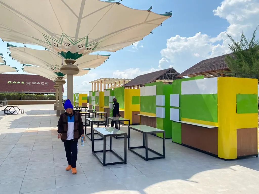 Sejumlah gerobak bantuan pemerintah untuk pedagang- pedagang di Coastal Area.
