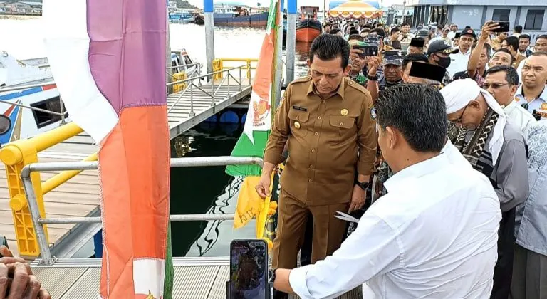 Gubernur Ansar Ahmad saat meresmikan dermaga apung di Natuna, (diskominfo)