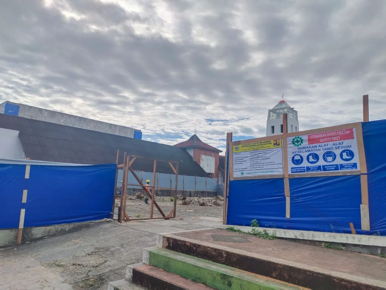Pengerjaan revitalisasi Pusat Kuliner Hall B Coastal Area.