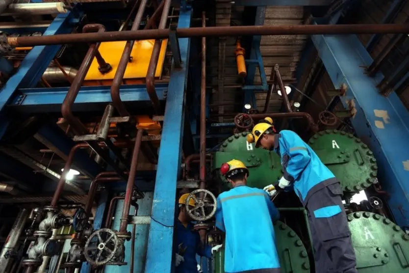 Teknisi sedang memperbaiki mesin PLTU Tanjung Sebatak yang sedang dalam perbaikan beberapa waktu lalu.