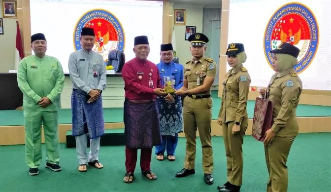 Wali Kota Rahma Serahkan Bantuan Hibah Barang Kepada Organisasi Pers dan Masyarakat