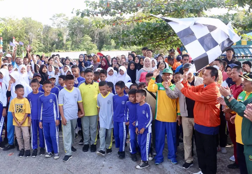 Gubernur Ansar, Melepas Peserta Jalan Santai di Lapangan Gedung Community Center, Teluk Sebong, Bintan.