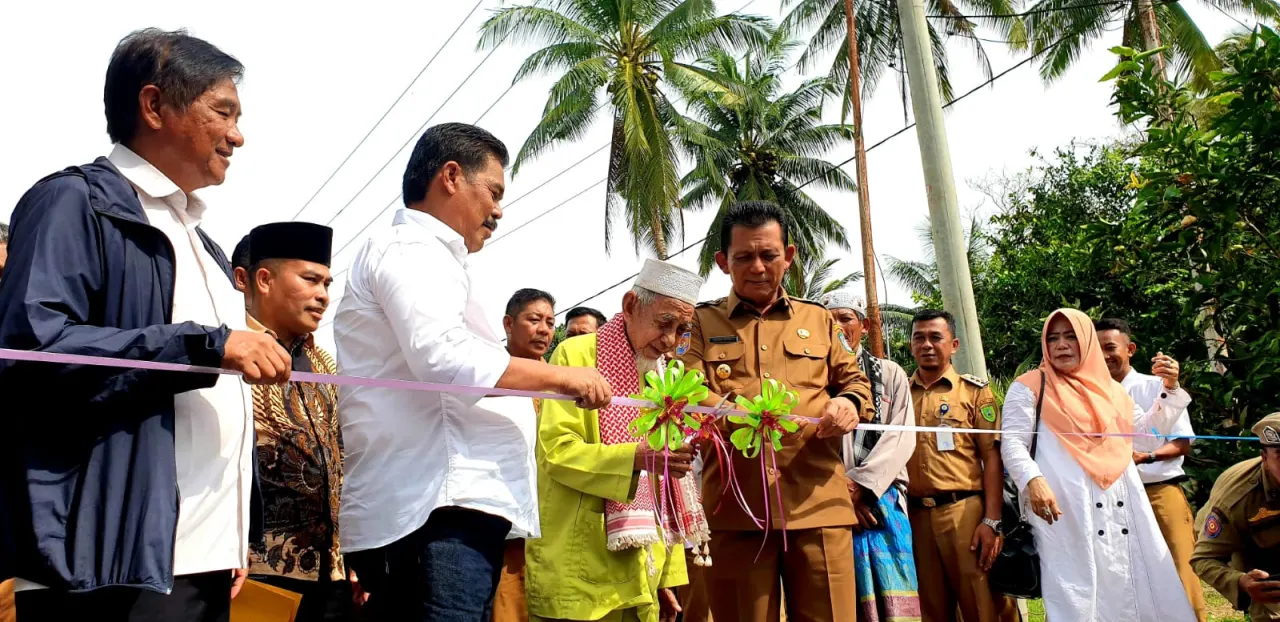 Peresmian jalan Trans Batubi – Kelarik di Kabupaten Natuna.