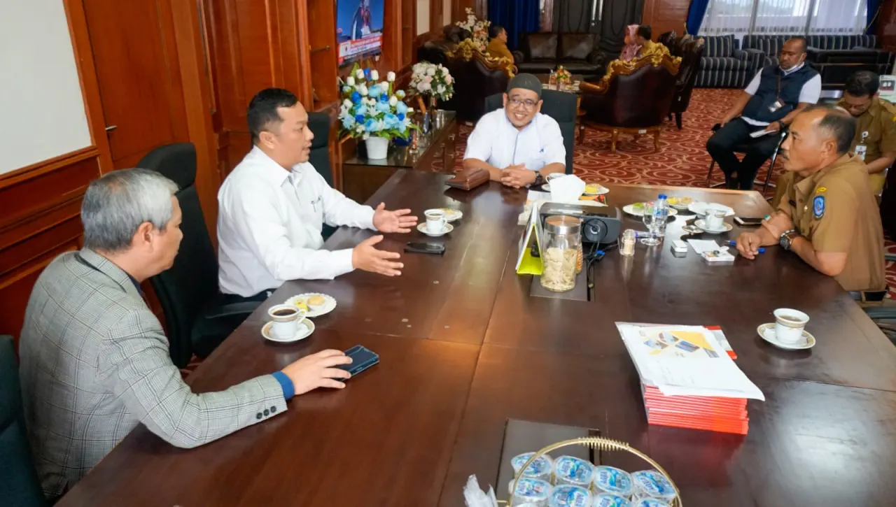 Kunjungan Rektor Universitas Maritim Raja Ali Haji (UMRAH) Agung Dhamar Syakti bersama Kepala Biro BAKK UMRAH Ary Satia Darma di Ruang Kerja Sekda, Lantai III, Gedung A, Kantor Gubernur Kepulauan Riau.