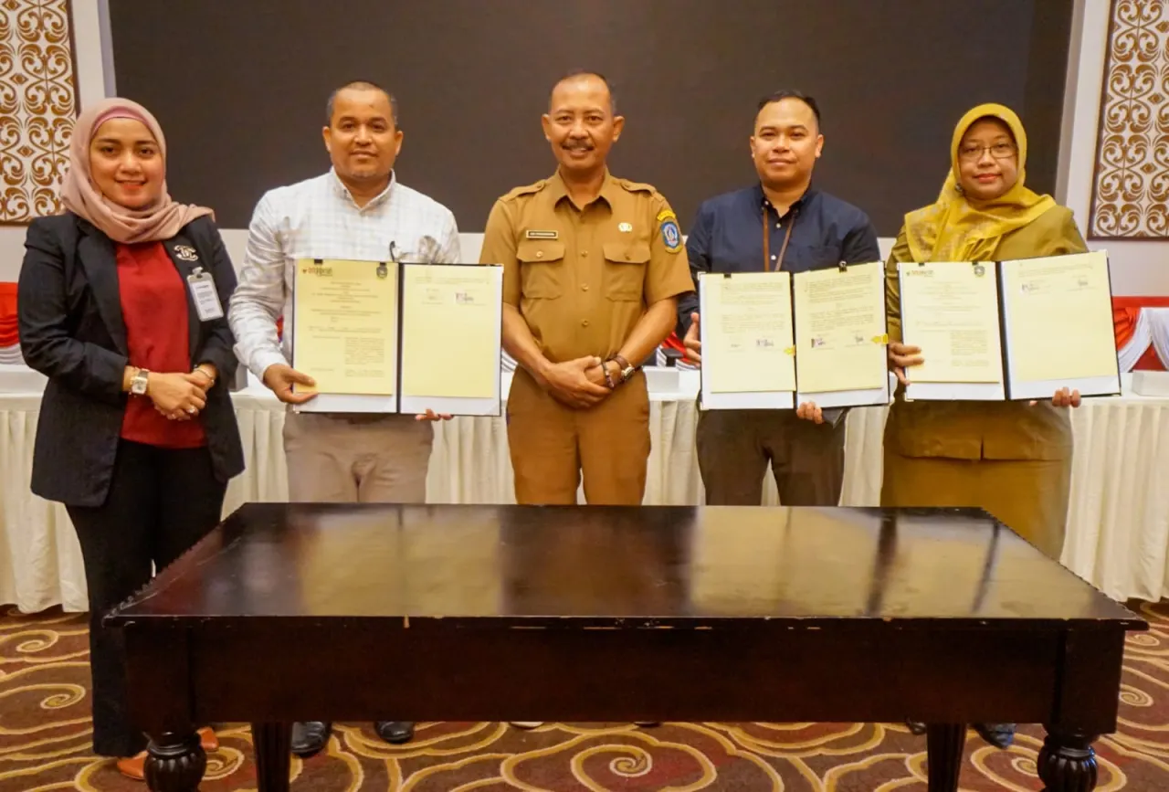 Perjanjian kerjasama antara Pemprov Kepri bersama Kepala Bank Riau Kepri (BRK) Syariah Wan Abdul Rahman dari PT. Bank Pembangunan Daerah Riau Kepri Syariah (Perseroda) Cabang Tanjungpinang.