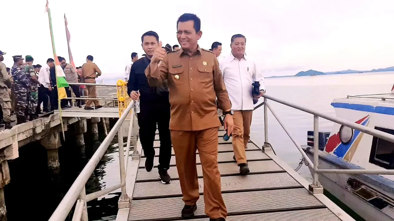 Dermaga Apung/Ponton HDPE di Pelabuhan Sedanau, Natuna .