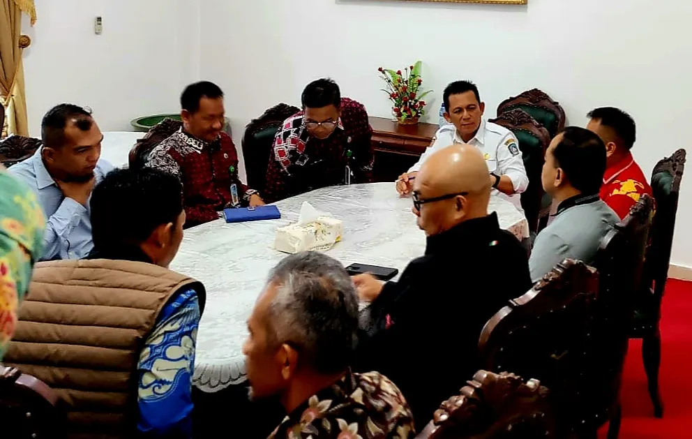 Gubernur Ansar melakukan rapat koordinasi terbatas dengan Bupati Lingga.
